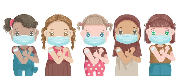 Llittle girls vaccinations in face mask gesticulando polegar para cima abra os ombros para vacinar