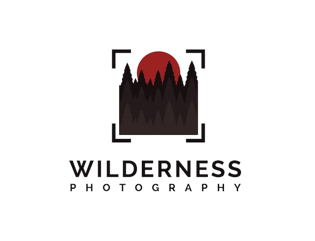 Logotipo da fotografia do deserto com floresta de pinheiros, sol e alvo quadrado abstrato da câmera
