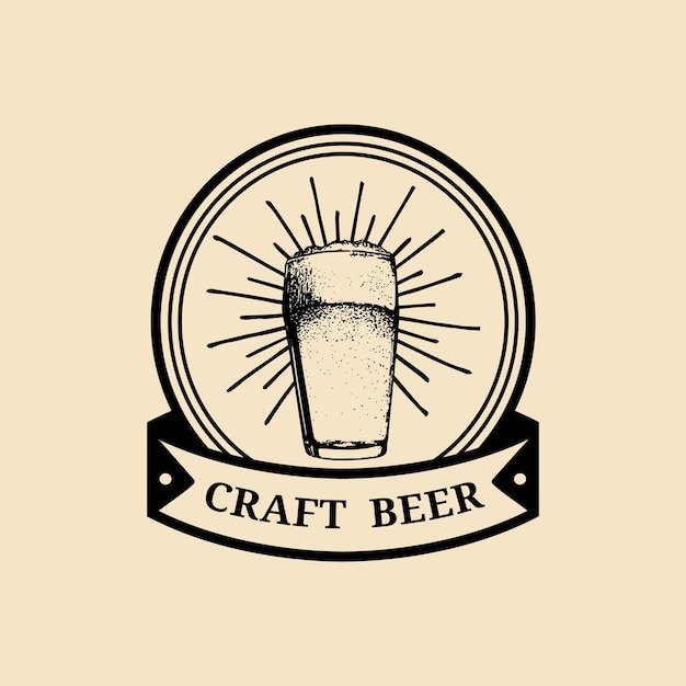 Logotipo de copo de cerveja kraft ícone de cervejaria antigo sinal retrô de copo de cerveja ilustração de ale esboçada à mão etiqueta ou emblema vintage em vetor