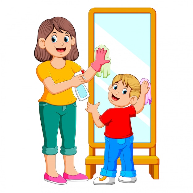 Mãe e filho limpando o espelho usando algum spray