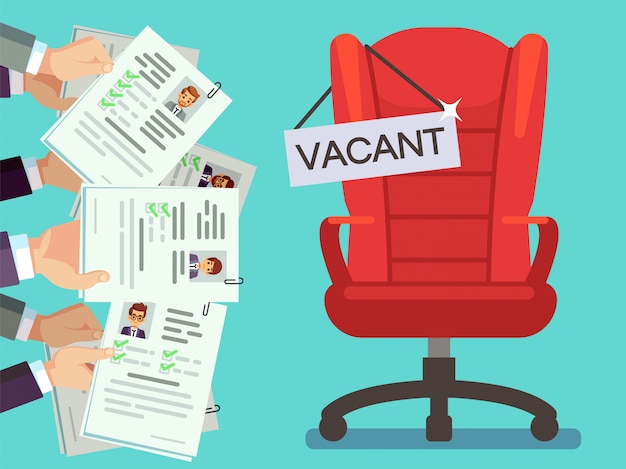 Mãos segurando formulários de CV e cadeira de escritório com placa de vaga