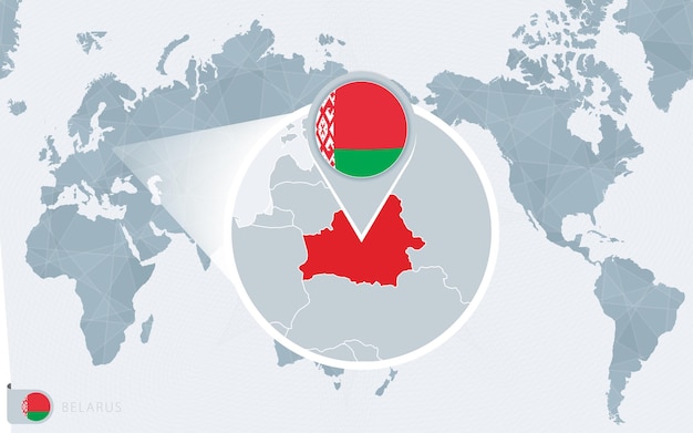 Mapa mundial centrado no pacífico com a bielorrússia ampliada. bandeira e mapa da bielorrússia.