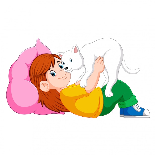 Menina relaxante na cama com seu gatinho