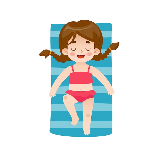 Vetor menina tomando banho de sol na toalha de praia garoto de desenho animado deitado na praia e sorrindo criança bonitinha de férias
