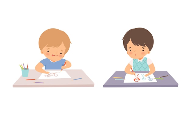 Menino à mesa desenhando em papel com um conjunto vetorial de lápis coloridos