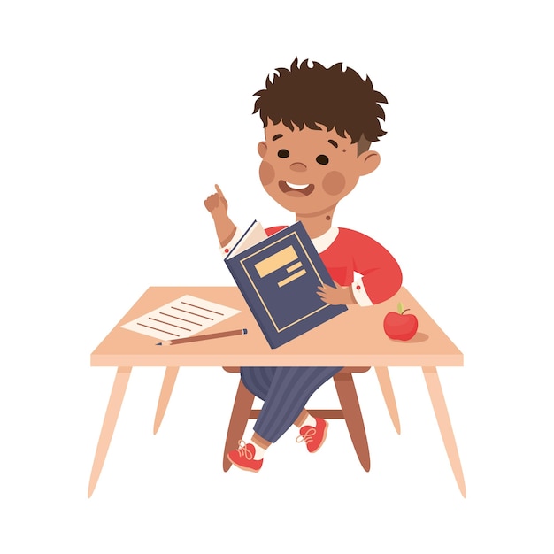 Menino aluno sentado à mesa e lendo um livro envolvido em ilustração vetorial de educação primária