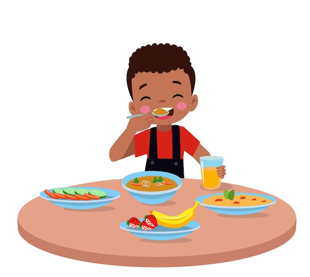 Menino bonitinho comendo na mesa de jantar