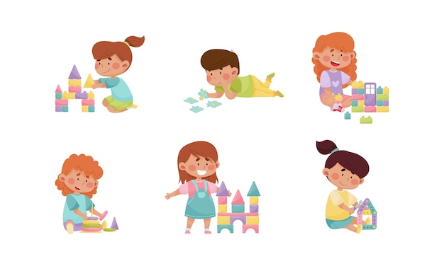 Menino e menina sentados no chão e brincando com construção e quebra-cabeça de brinquedo vetorial