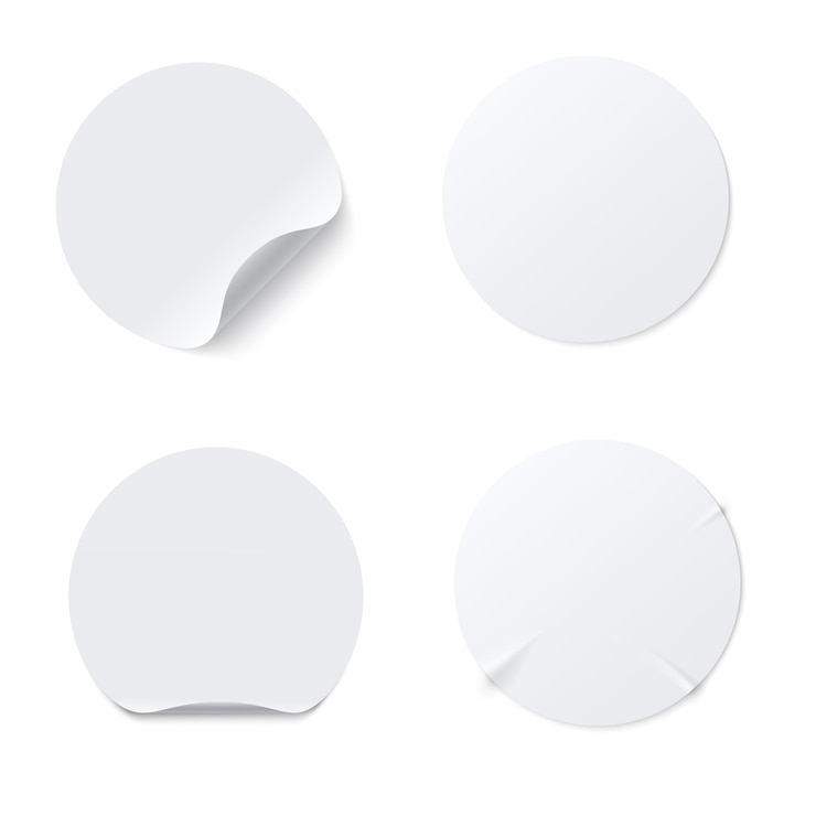Vetor modelo realista de adesivo adesivo de papel redondo branco com borda curva isolada no fundo branco. etiqueta redonda de papel autocolante amassada com efeito colado. conjunto de maquete de vetor.