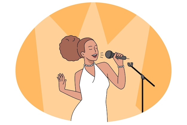 Mulher afro-americana cantando no palco