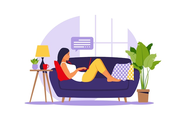 Mulher deita-se com o laptop no sofá. ilustração do conceito para trabalhar, estudar, educação, trabalhar em casa. plano. ilustração vetorial