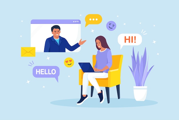 Mulher está sentada na poltrona e usando o laptop para videochamada com namorado ou colega. Amigos conversando online. Educação online e e-learning. Mídia social ou aplicativo de namoro e relacionamento virtual