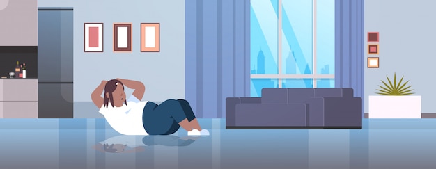 mulher fazendo imprensa exercícios abdominais conceito de treino de treino de menina apartamento moderno sala de estar
