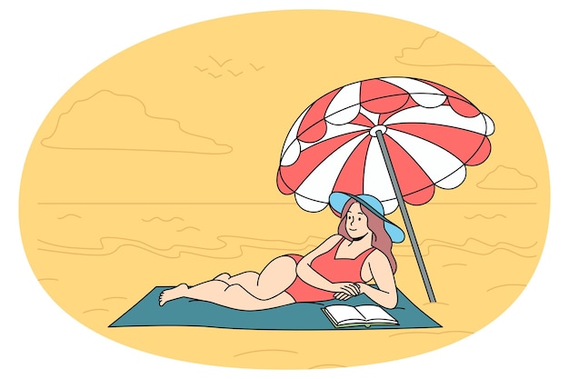 Mulher feliz em traje de banho deitada na praia