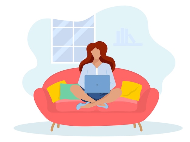 Mulher feliz sentada no sofá com laptop. Conceito de escritório em casa, mulher trabalhando em casa.