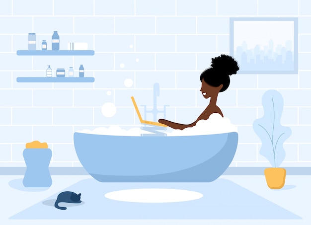 Mulher freelance. garota africana com laptop deitado na banheira. ilustração do conceito para estudar, educação on-line, trabalhar em casa, comunicação, assistindo tv. ilustração em estilo simples.