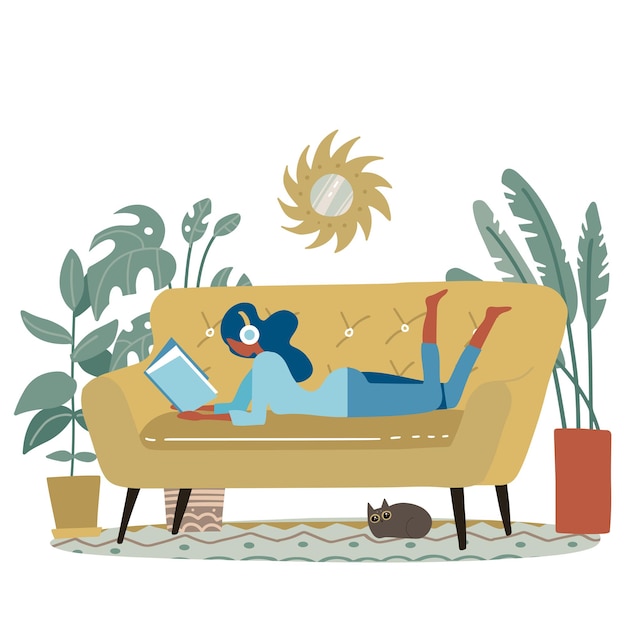 Mulher lendo um livro ou estudando deitada no sofá amarelo moderno, pequeno gato dorme nas proximidades. ilustração plana dos desenhos animados