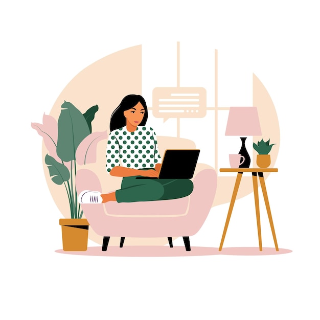 Mulher sentada mesa com laptop e telefone. Trabalhando em um computador. Freelance, educação online
