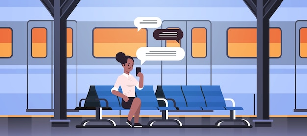 Mulher sentada na plataforma usando aplicativo móvel de bate-papo no smartphone rede social bate-papo bolha conceito de comunicação trem metrô ou estação ferroviária ilustração vetorial horizontal de comprimento total
