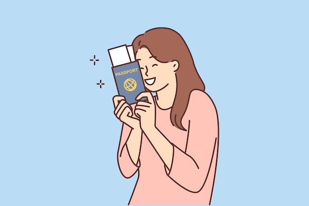 Mulher sorridente com passaporte e bilhetes