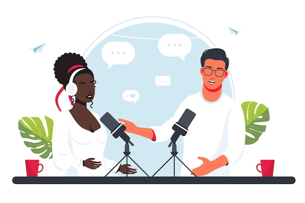 Mulher Uma mulher africana e um homem estão gravando um podcast, transmitindo on-line no rádio. Pessoas em fones de ouvido falando em um microfone. Radialista de pessoa alegre entrevistando convidado, transmissão de mídia de massa