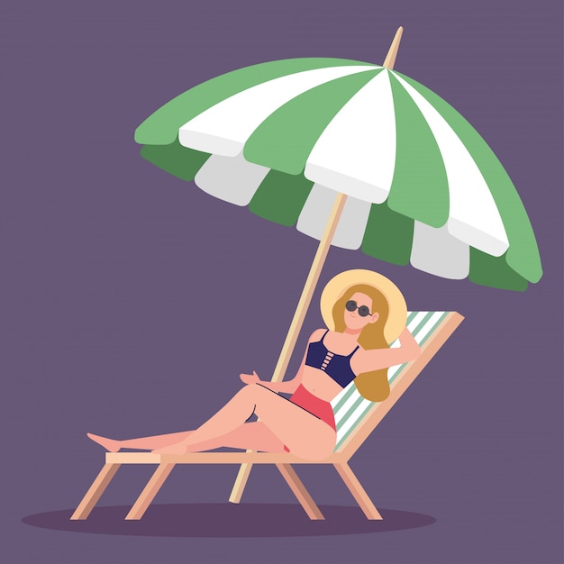 Mulher usando chapéu verão com maiô na cadeira praia, proteção de guarda-chuva, temporada de férias de verão