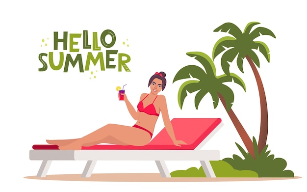 Mulher vestida de maiô tomando sol na praia com coquetel na mão e sorrindo