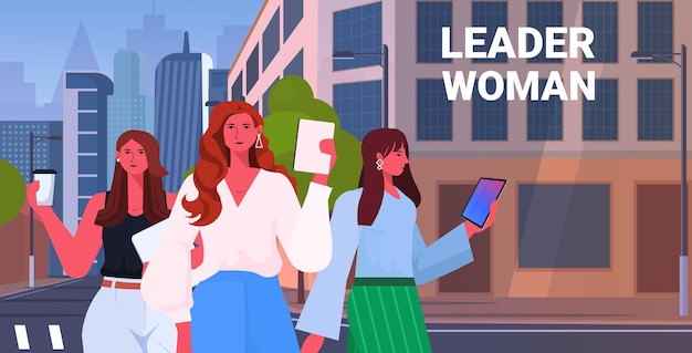 Mulheres de negócios líderes em trajes formais caminhando ao ar livre.