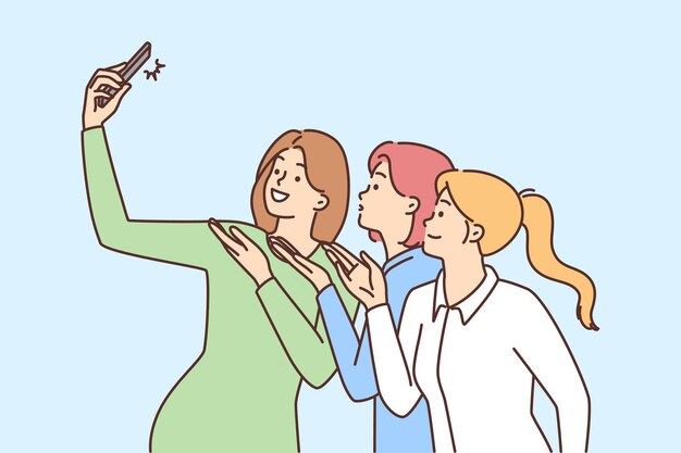 Mulheres sorridentes tiram selfie no celular