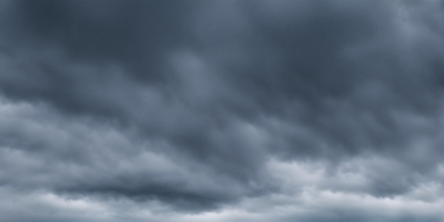 Nuvens tempestuosas do céu dramático do outono no fundo do céu escuro