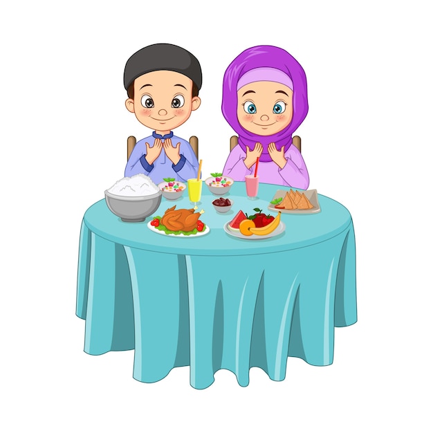 O homem e a mulher muçulmanos oram juntos antes do iftar