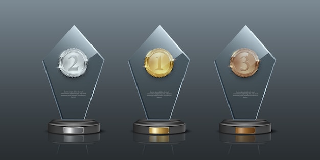 Vetor o vidro concede ilustração realista, prêmios de cristal com medalhas de ouro, prata e bronze em branco.