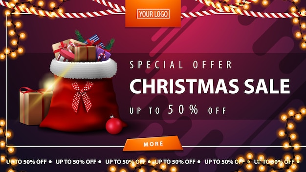 Oferta especial, venda de natal, desconto de até 50%, banner de desconto horizontal roxo com botão, guirlanda de quadro e bolsa de papai noel com presentes