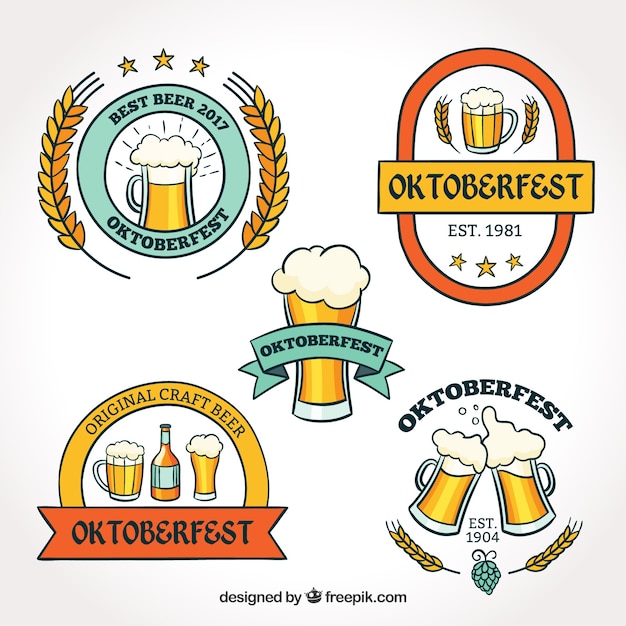 Vetor oktoberfest, cinco emblemas com cervejas