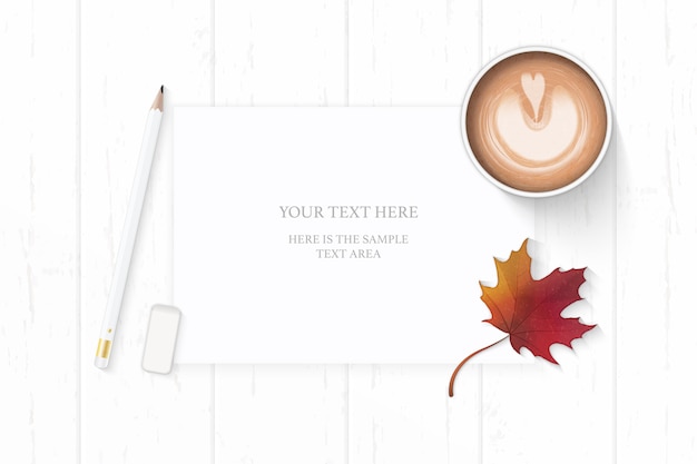 papel de carta na folha de bordo de outono com lápis e café em fundo de madeira