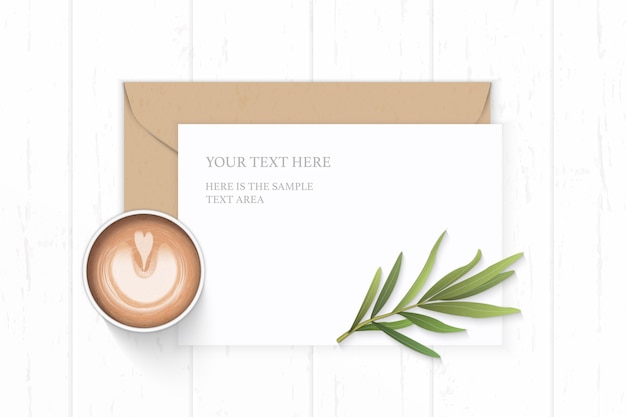 papel de composição branco com café e folha de estragão em fundo de madeira