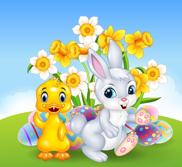 Pato feliz de desenhos animados e coelho com ovos de páscoa coloridos