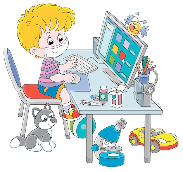 Pequeno estudante alegre em uma máscara sentado em um computador no ensino à distância em quarentena em casa