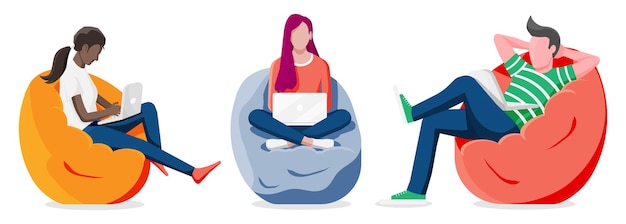 Personagem feminina masculina feliz trabalhando no laptop empresários sentados na poltrona do saco de feijão grupo de freelancer no espaço de coworking isolado bolsa de feijão loft no local de trabalho compartilhado ilustração vetorial plana