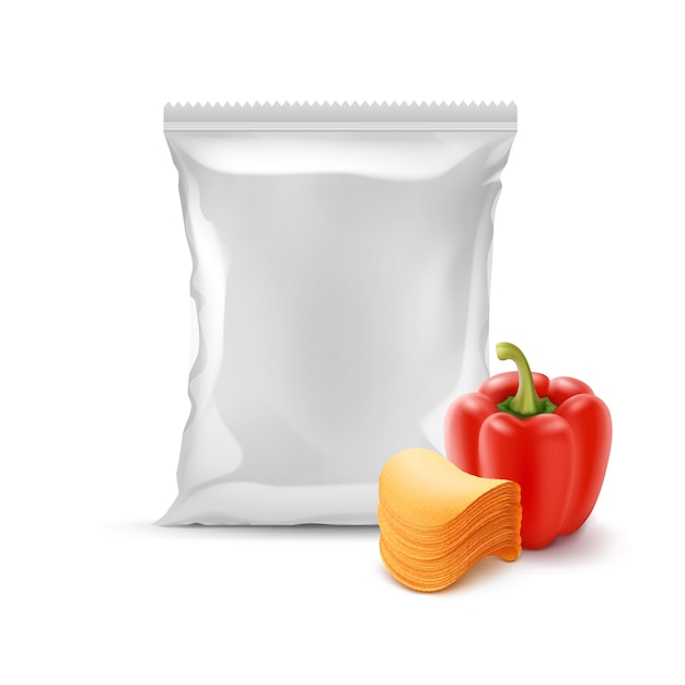 Pilha de batatas fritas com páprica e saco de papel alumínio