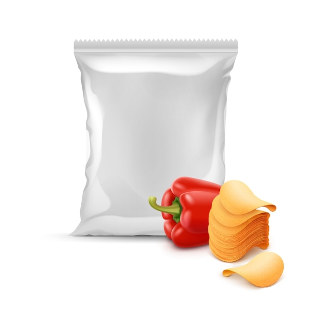 Pilha de batatas fritas crocantes com páprica e saco plástico vazio selado verticalmente para pacote close-up no fundo branco