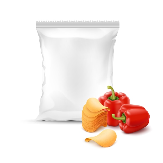 Pilha de batatas fritas crocantes com páprica e saco plástico vazio selado verticalmente para pacote close-up no fundo branco