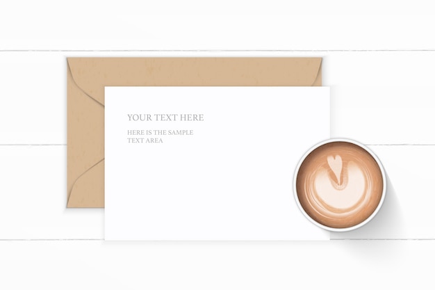 Plano leigo vista superior elegante composição branca carta envelope café café em fundo de madeira.