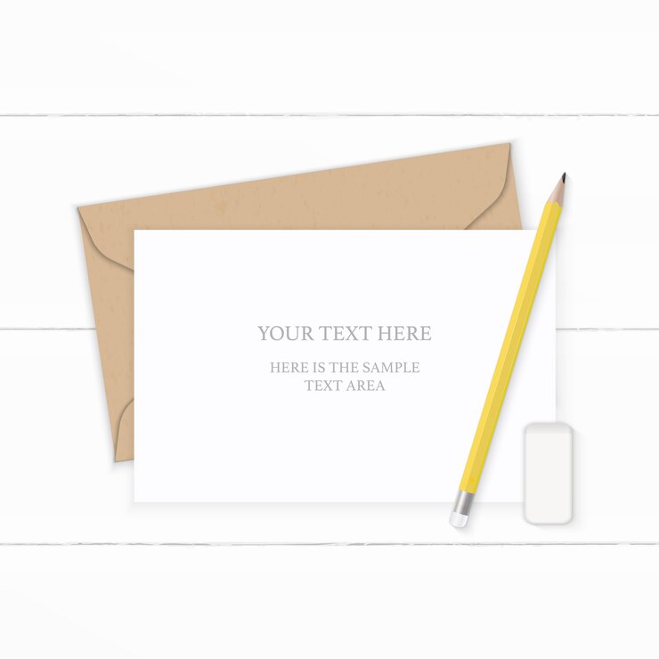 Vetor plano leigo vista superior elegante composição branca carta envelope papel kraft lápis amarelo e borracha no fundo de madeira.