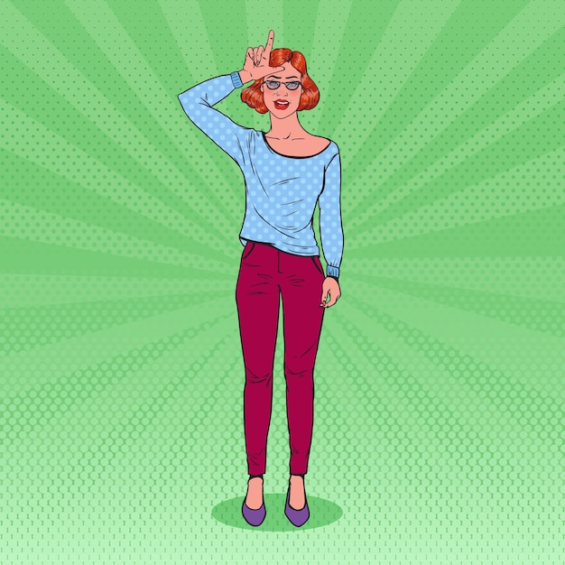 Pop Art mulher bonita gesticulando perdedor de sinal de mão na testa. Expressão facial.