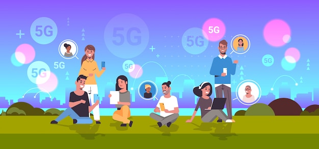 Vetor povos que usam dispositivos digitais rede social comunicação 5g sistema sem fio conexão conceito mistura homens mulheres conversando verão parque cityscape cityscape fundo comprimento horizontal