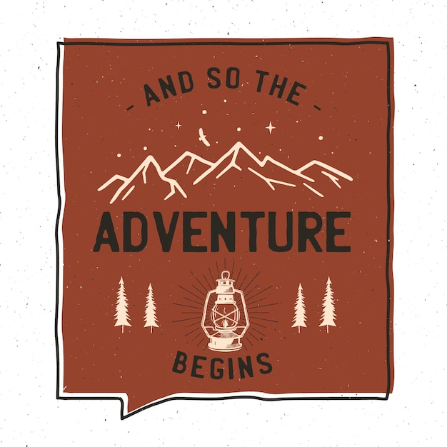 Projeto de ilustração vintage aventura distintivo. ilustração ao ar livre com lanterna de acampamento, montanhas e texto - e assim começa a aventura. patch de estilo incomum de hipster. vetor de estoque.