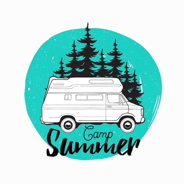 Reboque de campista, campervan ou veículo recreacional dirigindo na estrada contra árvores spruce na inscrição de verão fundo e acampamento escrita com fonte cursiva. ilustração para logotipo, publicidade.