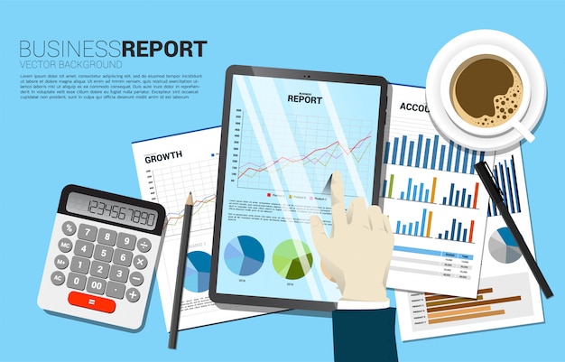 Relatório do gráfico de negócio do toque da mão do homem de negócios da tabela da vista superior na tabuleta com papel e calculadora. conceito para o crescimento de negócios digitais e relatório de tendências