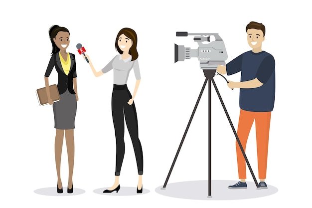 Repórter de televisão feminina com microfone entrevista mulher de negócios